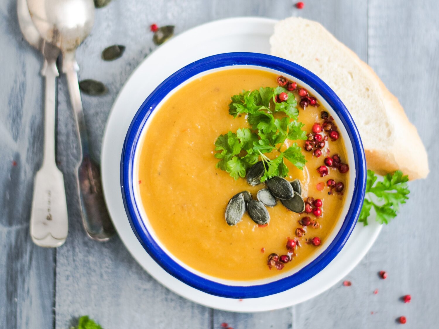 monika-grabkowska-VVPC-DEBi2I-unsplash a bowl of soup on a blue plate