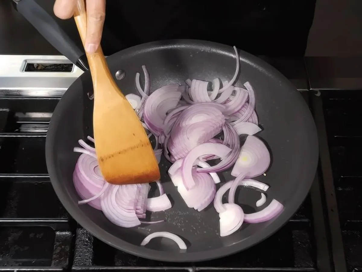 stir frying spring onion